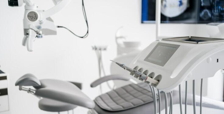 Jakie zaawansowane metody leczenia oferuje lekarz dentysta?