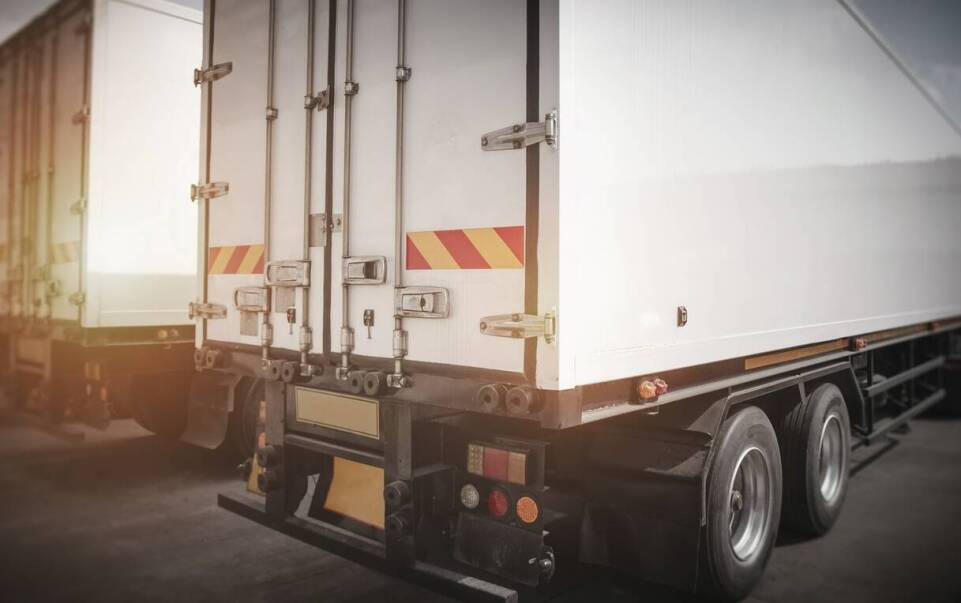 Antypoślizgowe właściwości sklejki w naczepach: bezpieczeństwo przewożonych ładunków