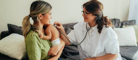 Jak pediatra może wspierać rodziców w opiece nad noworodkiem?