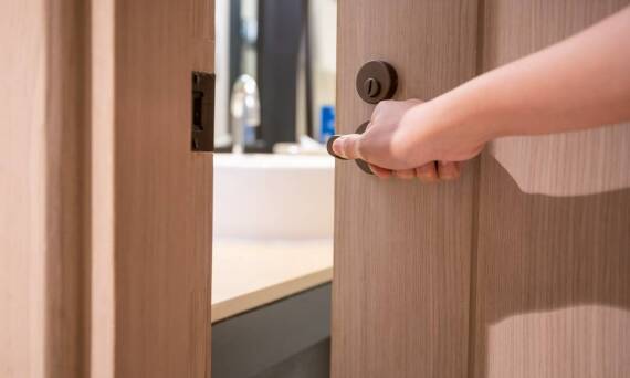 Jakie są zalety naszej usługi montażu wewnętrznych drzwi?