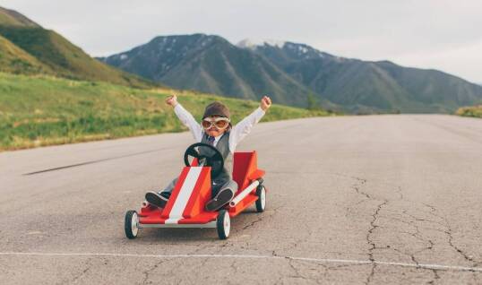 Czym różni się gokart na pedały od elektrycznych zabawek?