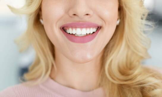 Porcelanowe licówki a korekta koloru zębów