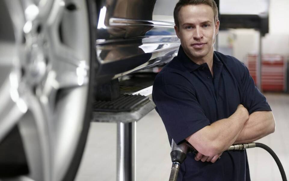 Zastosowanie elektrycznego klucza do kół w codziennej pracy mechanika