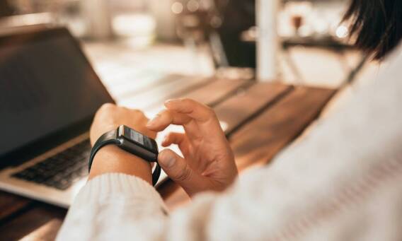 Monitorowanie tętna podczas treningów z różowym smartbandem.