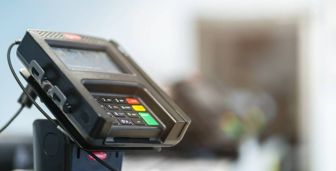 Jakie są zalety korzystania z terminali płatniczych Verifone w salonach fryzjerskich?