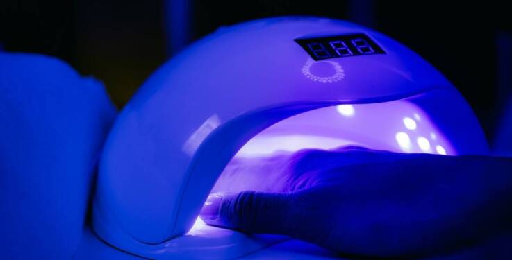 Różnice między żelem a akrylem - co wybrać dla swoich paznokci?