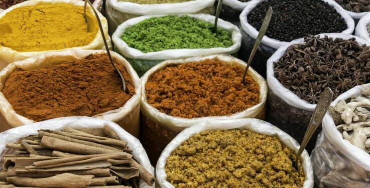 Odkrywanie świata azjatyckich przypraw – jak zacząć swoją kulinarną podróż?
