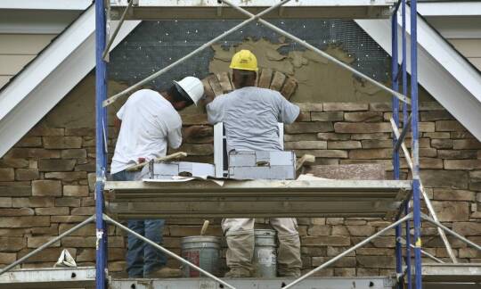 Tynkowanie elewacji i zabezpieczanie fundamentów – kompleksowe podejście.