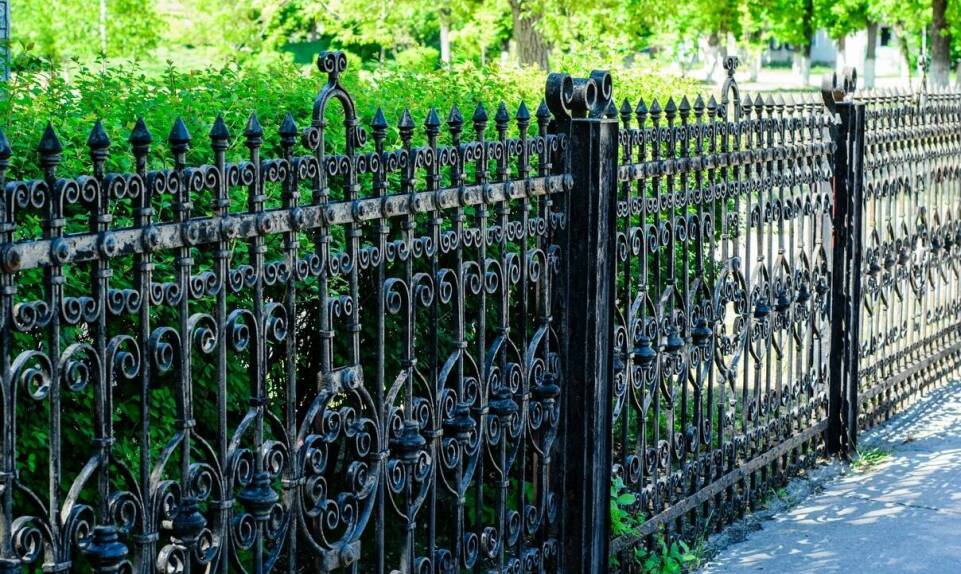 Zewnętrzne balustrady – estetyczne wykończenie Twojego ogrodzenia