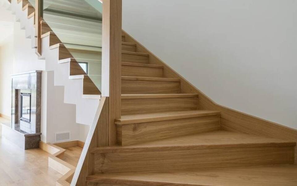 Nowoczesne balustrady vs. klasyczne - jak dokonać właściwego wyboru?