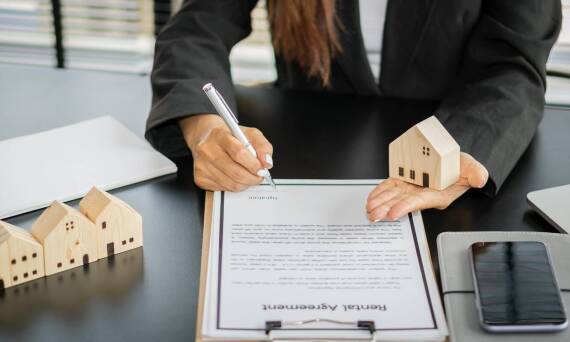 Jak zostać ubezpieczeniowym agentem: pierwsze kroki na drodze do kariery