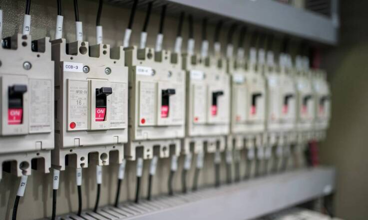 Zalety stosowania krzywkowych łączników w elektrycznych systemach zabezpieczeń