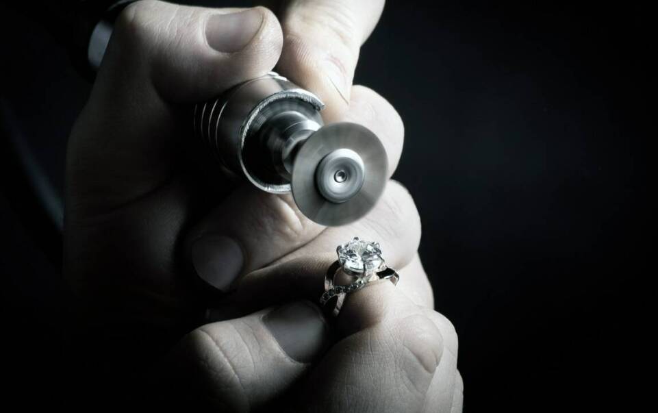 Wpływ doświadczenia specjalistów na jakość obsługi klienta w gemmologicznej branży