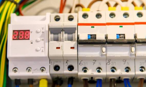 Jakie są kluczowe zastosowania różnicowoprądowych wyłączników w przemyśle?