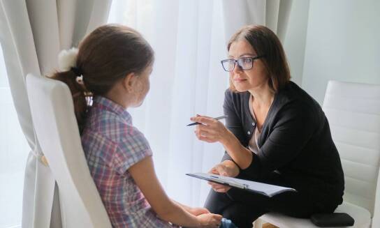 Kiedy i dlaczego warto skorzystać z fachowych usług psychologa dla młodzieży?