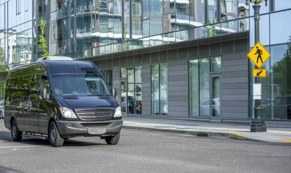 Wynajem 14-osobowego busa a przewóz pracowników – efektywne rozwiązania