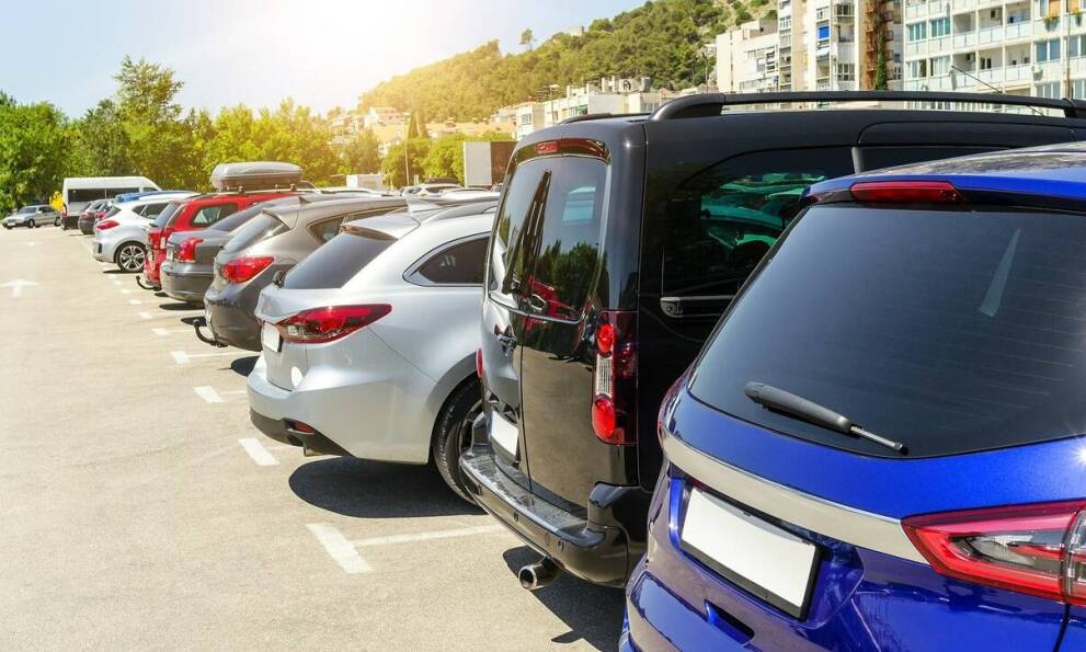 Bezpieczeństwo na tanim parkingu przy lotnisku – co zapewniamy?