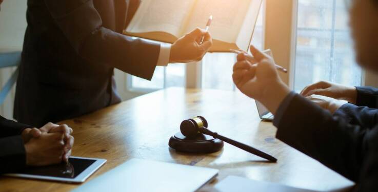 Jak prawny radca pomaga w skomplikowanych procesach sądowych?
