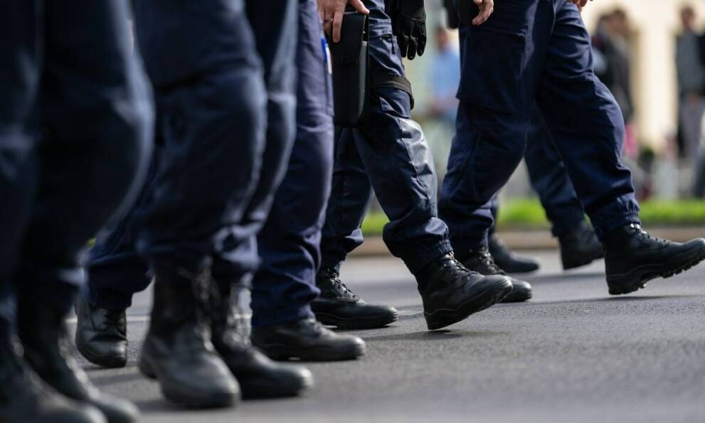 Jakie są główne wyzwania związane z wdrożeniem nowego wzoru policyjnego munduru?