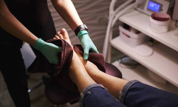 Hybrydowy pedicure dla mężczyzn – rosnąca popularność