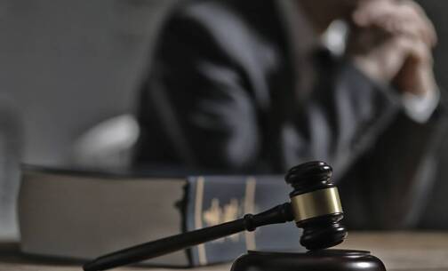 Adwokat w sprawach karnych – jakie są najważniejsze etapy w postępowaniu?