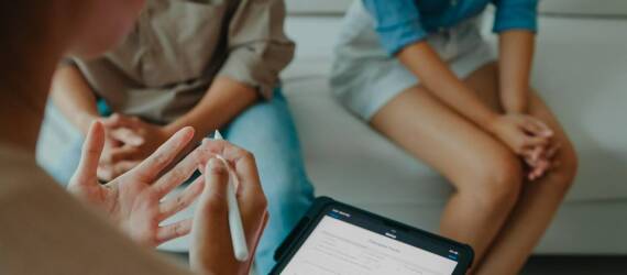 Jak pomoc psychologiczna dla małżeństw wpływa na komunikację?