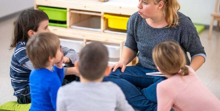 Elastyczne godziny zajęć z hiszpańskiego dla dzieci: jak dopasować kurs do planu dnia?