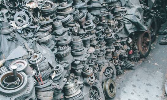 Czym różni się wysyłka części samochodowych dla producentów i dla warsztatów?