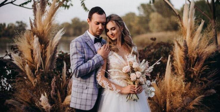 Luźne boho upięcia – fryzjerskie propozycje dla romantycznych dusz