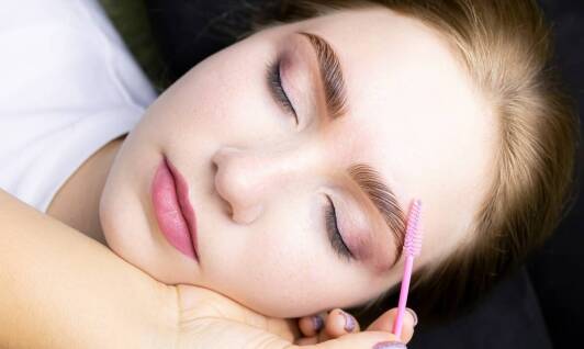 Zalety pudrowej henny dla naturalnego wyglądu brwi