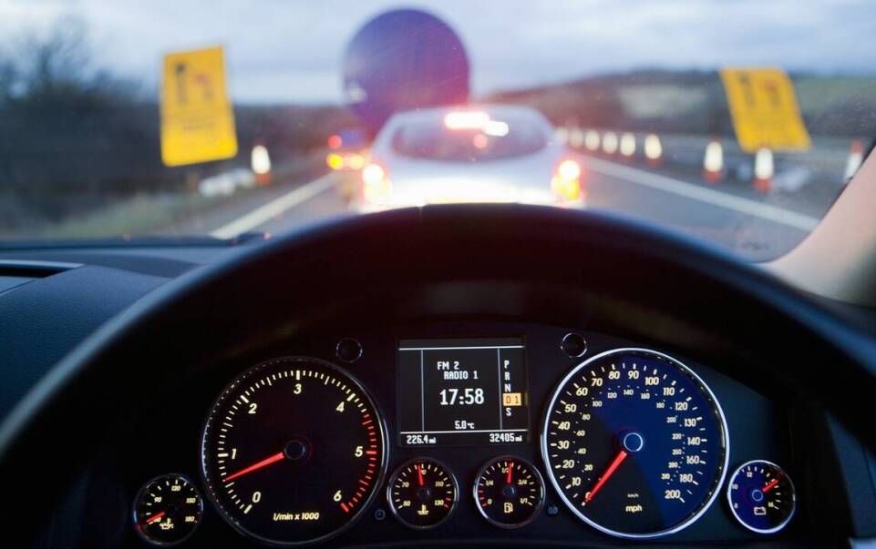 Jak objawy słabego akumulatora mogą wpłynąć na działanie oświetlenia w samochodzie?