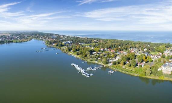 W Trzęsaczu: Dlaczego noclegi z wyżywieniem to najlepszy wybór na wakacje?