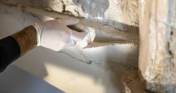 Jakie wyzwania mogą pojawić się przy montażu sztukaterii w starszych budynkach?