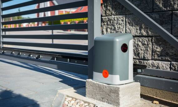 Jakie są koszty związane z instalacją automatyki do bram?