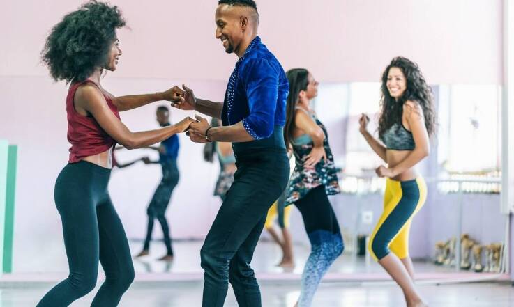 Tango w parach a budowanie relacji: oferta studia tańca w Bytomiu