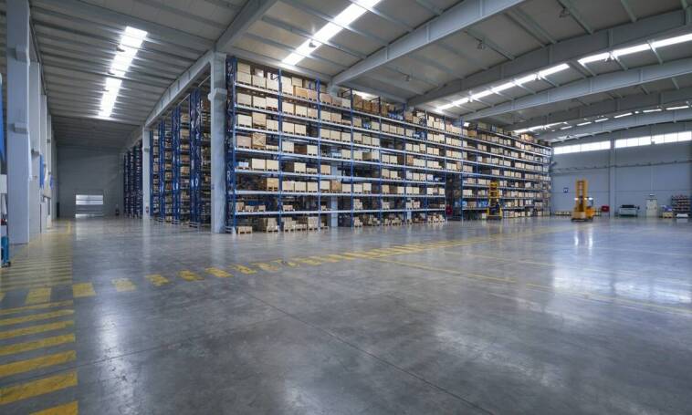 Magazynowe skrytki – idealna opcja do przechowywania mebli podczas remontu.