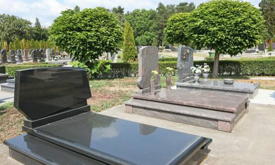 Proces montażu podwójnych nagrobków na cmentarzu