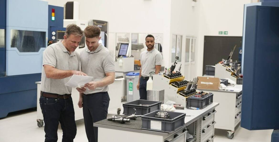 Rola szkoleń pracowników w jakości usług w regeneracji wtryskiwaczy