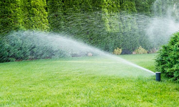 Jakie są kluczowe korzyści wynikające z zastosowania systemów nawadniania dla trawników z rolki?