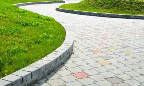 Wpływ chodnikowych płyt na taras na zrównoważony rozwój zewnętrznej przestrzeni