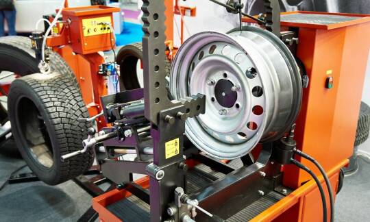 Wyważanie kół dla rolniczych maszyn – dlaczego jest niezbędne?