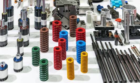 Wpływ form wtryskowych na efektywność produkcji wyrobów z tworzyw sztucznych dla sektora biurowego