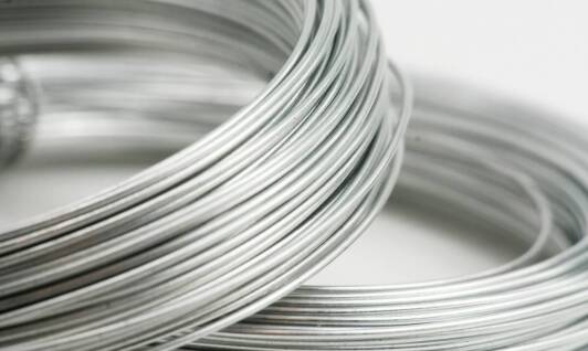 Zastosowanie stalowego drutu w dekoracyjnym przemyśle