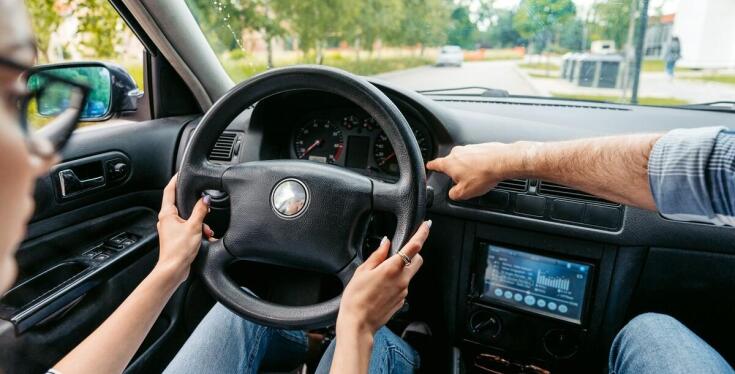 Praktyczna nauka jazdy w Pile: od placu manewrowego do ruchu w mieście