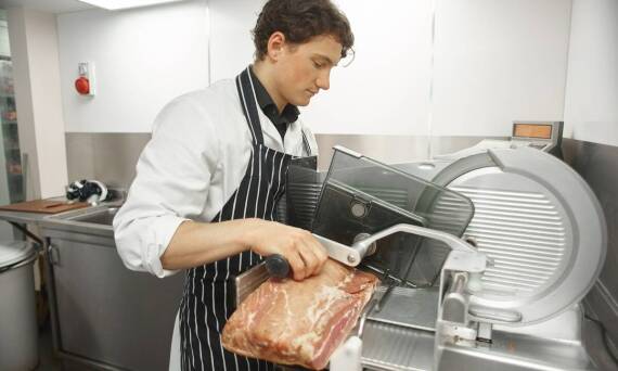 Wpływ naprawy krajalnic na zapewnienie wysokiej jakości krojenia wędlin w miejscach sprzedaży