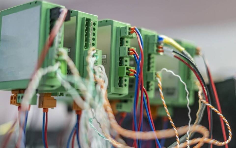 Zastosowanie mikroprzycisków w chemii do konserwacji elektroniki.