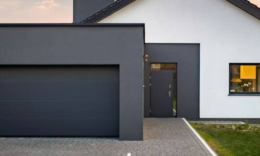 Korzyści z wyboru garażu z warstwowej płyty dla małych przestrzeni