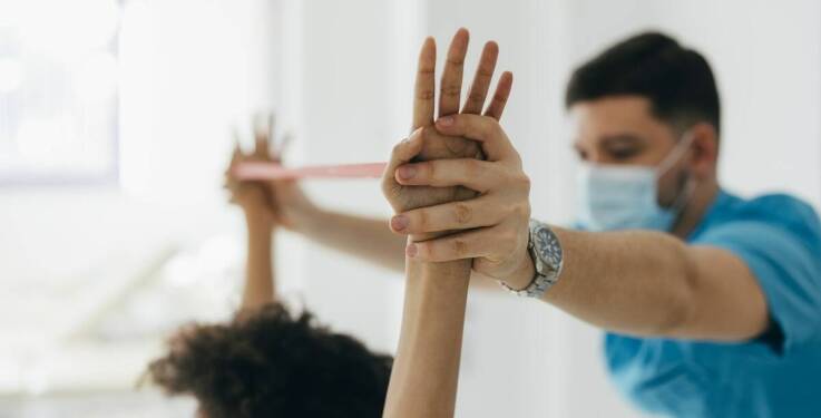 Jak osteopatia i fizjoterapia współpracują przy leczeniu schorzeń kręgosłupa?