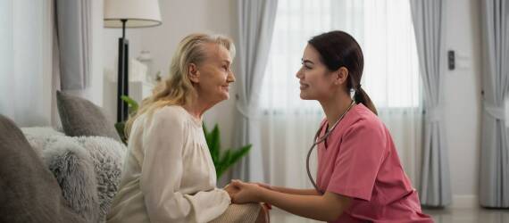 Codzienna pomoc dla seniorów w domu opieki: jak wygląda wsparcie?