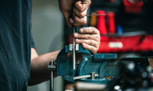 Jakie są zalety stosowania uchwytów do mikrometrów?